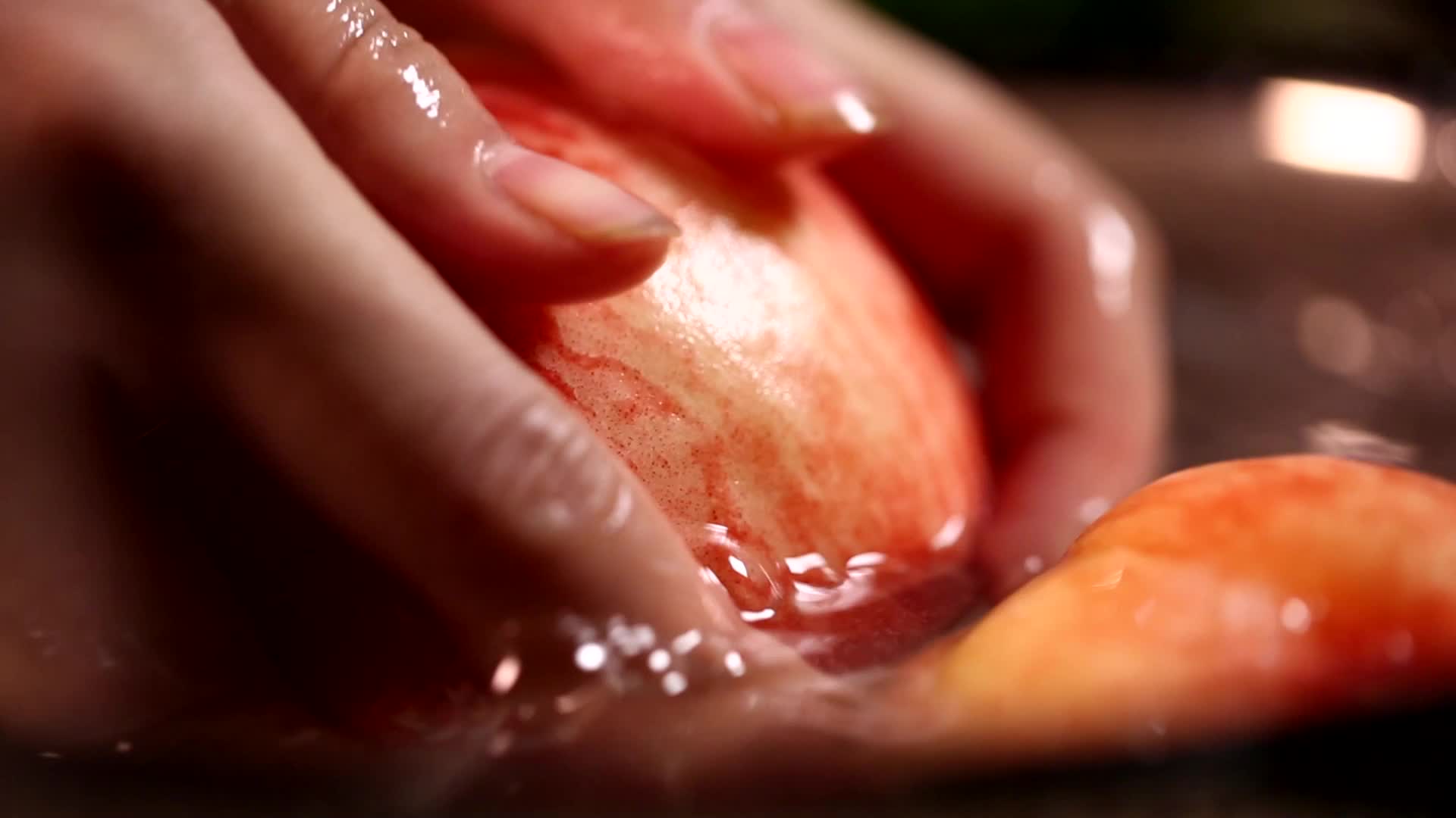 特写食材刷洗桃子水蜜桃水果视频的预览图