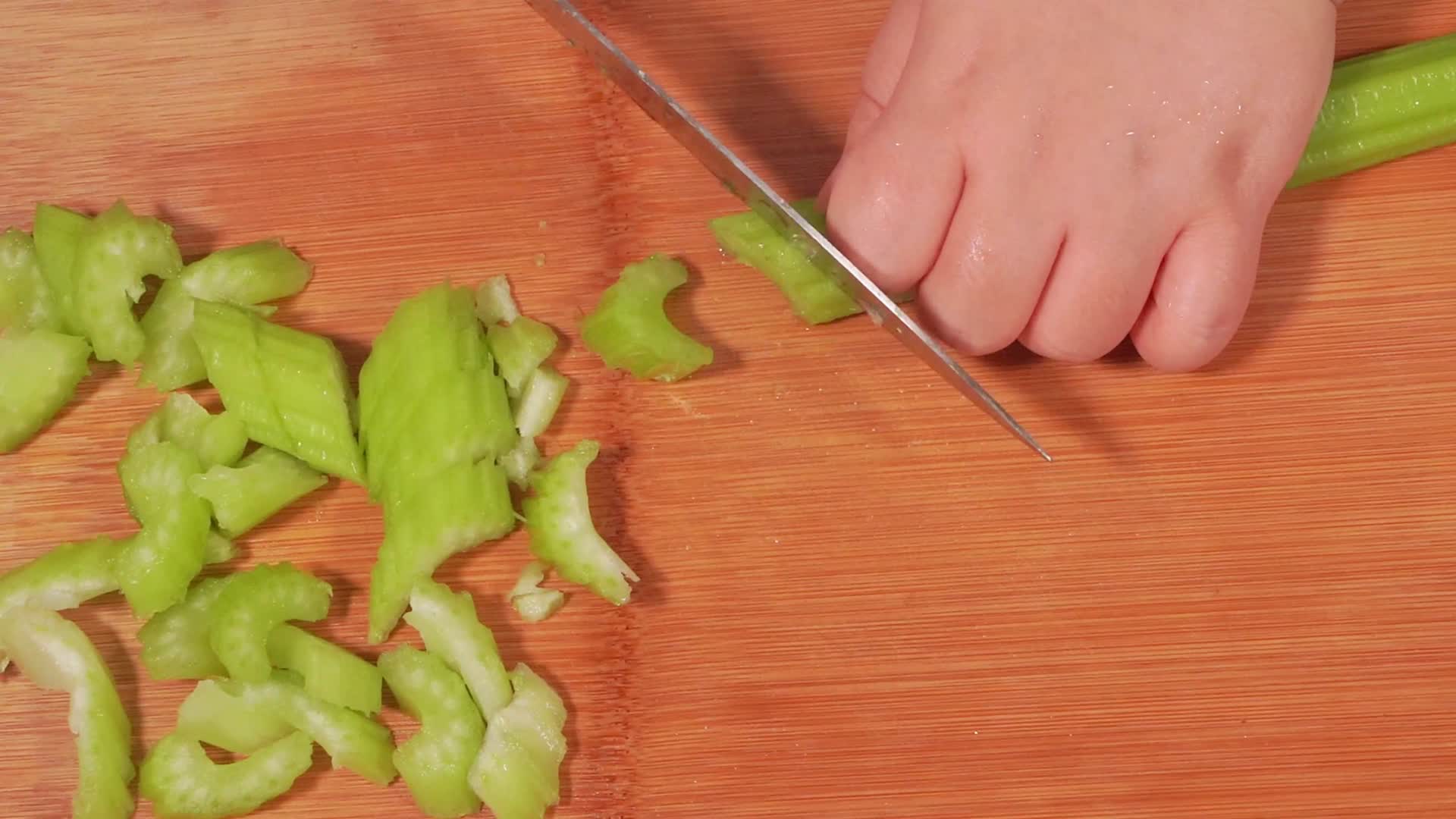 西芹芹菜切丁切菜蔬菜纤维视频的预览图