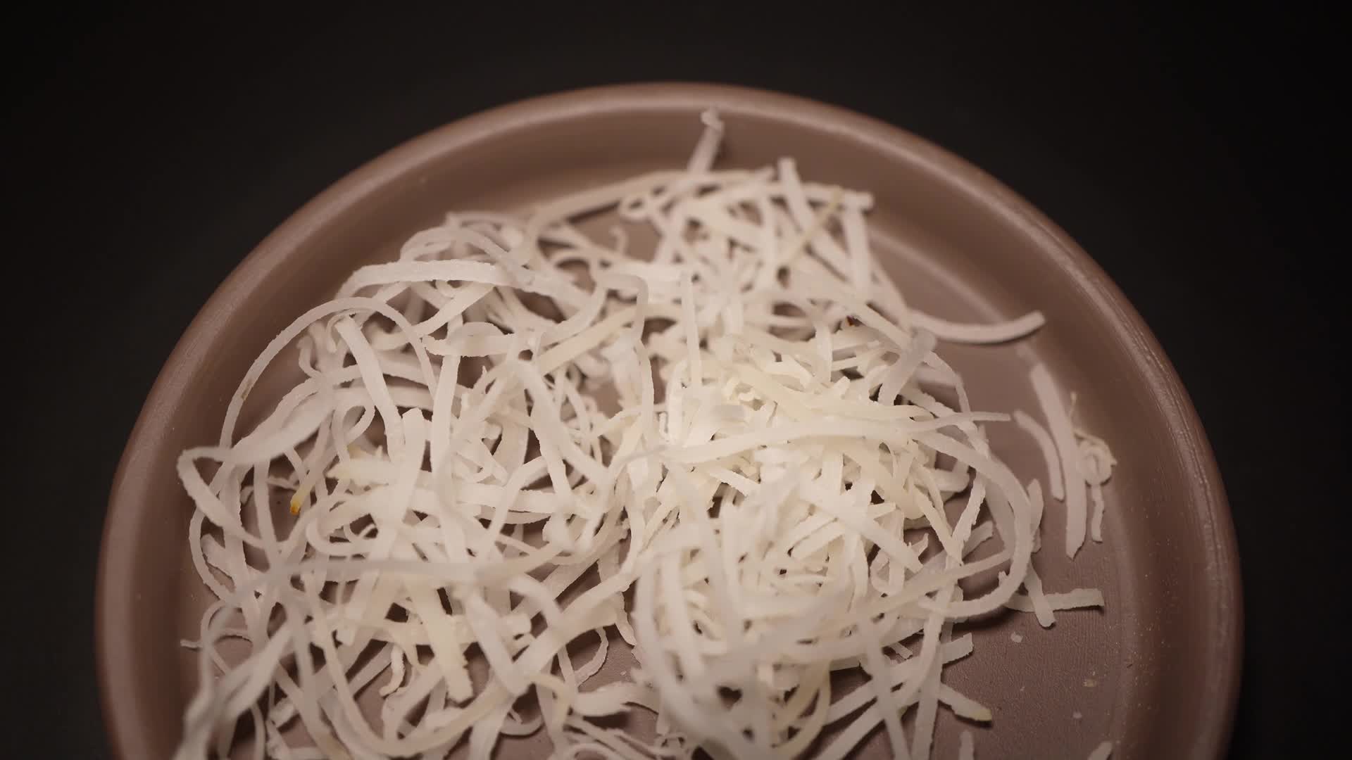 椰丝椰肉干椰子干零食椰子片视频的预览图
