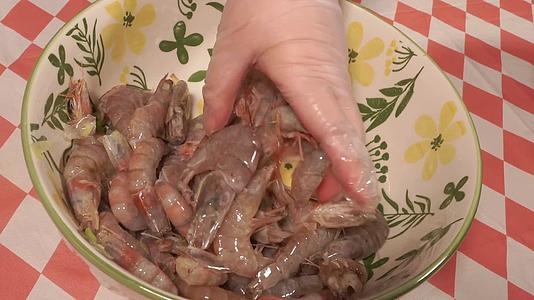 鲜虾海白虾明虾加调料腌制去腥视频的预览图