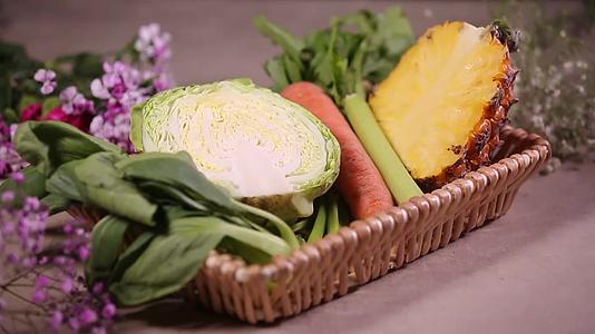 油菜圆白菜胡萝卜菠萝各种蔬菜维生素视频的预览图