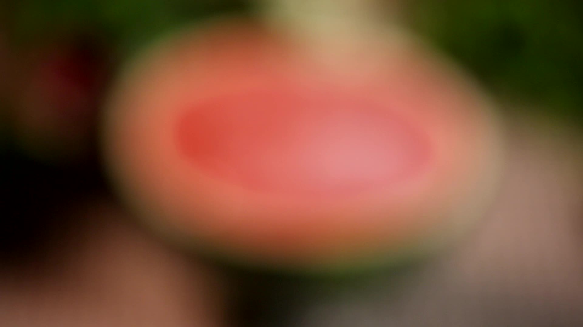 用保鲜膜蒙住切开的西瓜放进冰箱视频的预览图