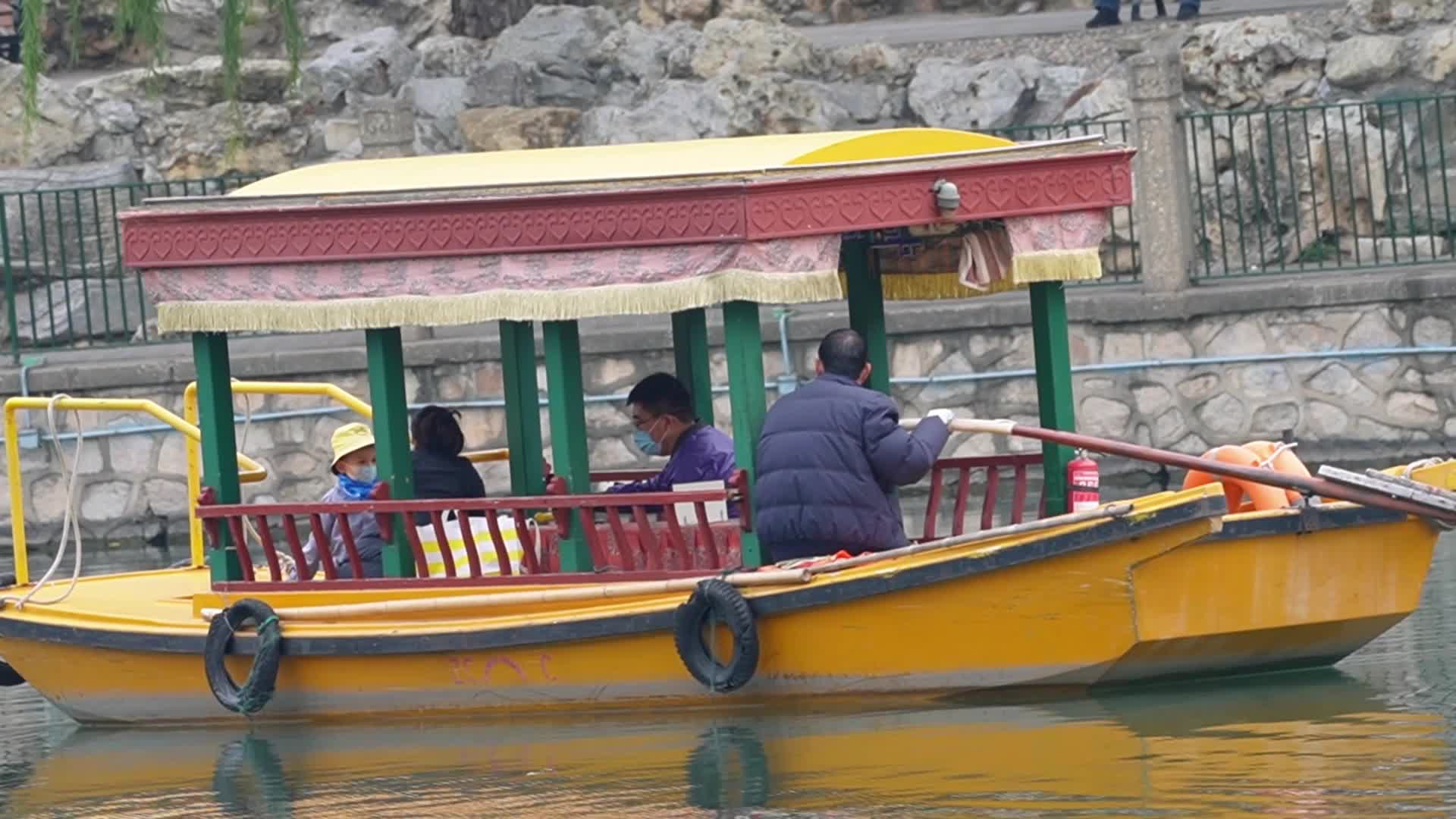 坐船划船泛舟游湖视频的预览图