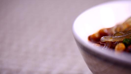 中餐厨师制作酸辣粉重庆小吃视频的预览图