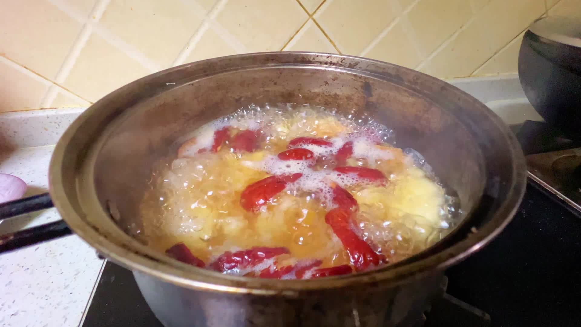 熬煮银耳汤银耳羹甜品甜汤美容胶原蛋白视频的预览图