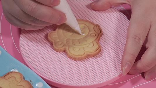 DIY卡通饼干烤姜饼霜糖饼干视频的预览图