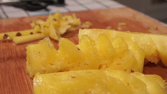 菠萝果肉去芯切块切凤梨视频的预览图