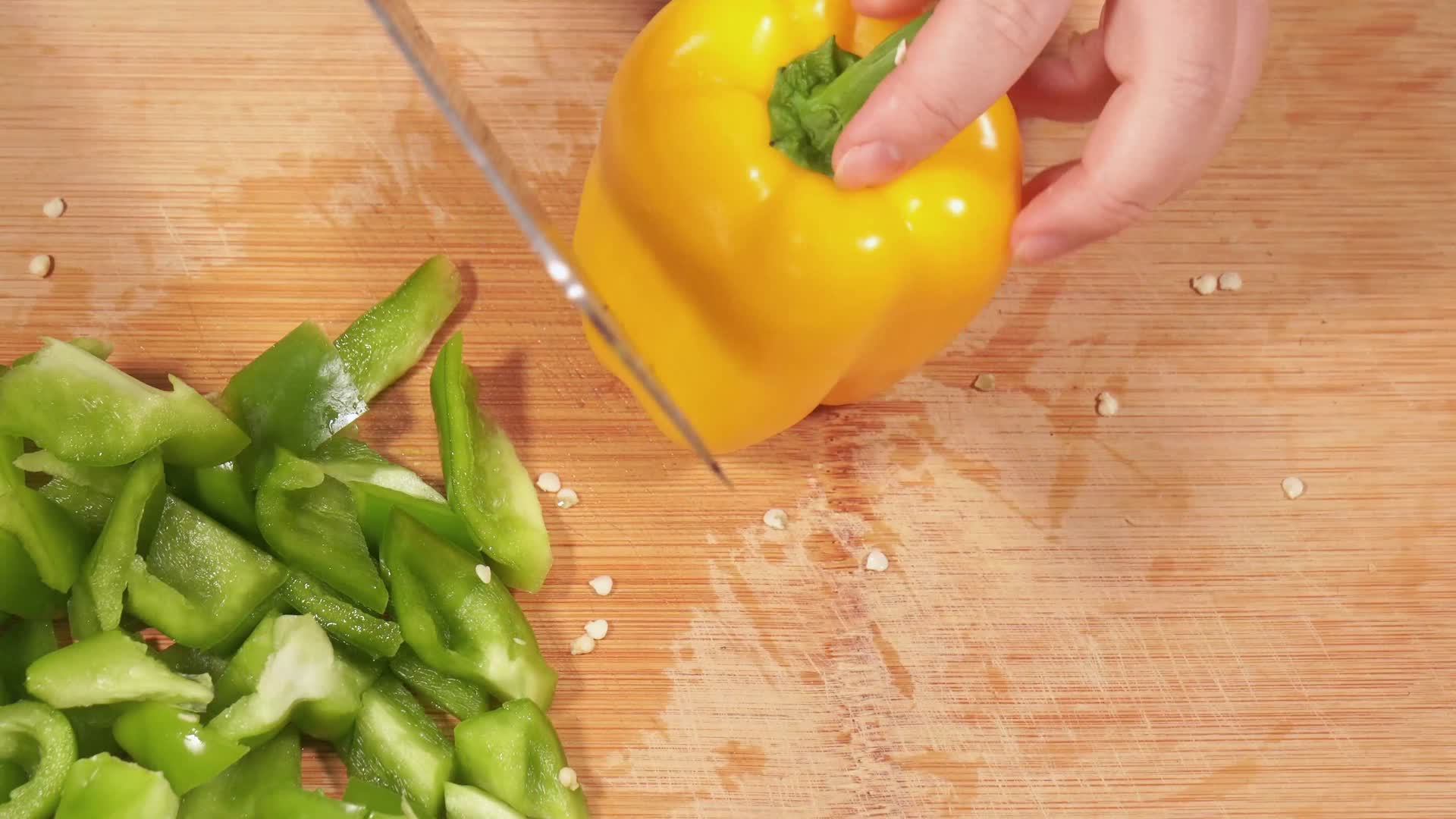 彩椒彩椒水果椒甜椒柿子椒切块蔬菜切菜视频的预览图
