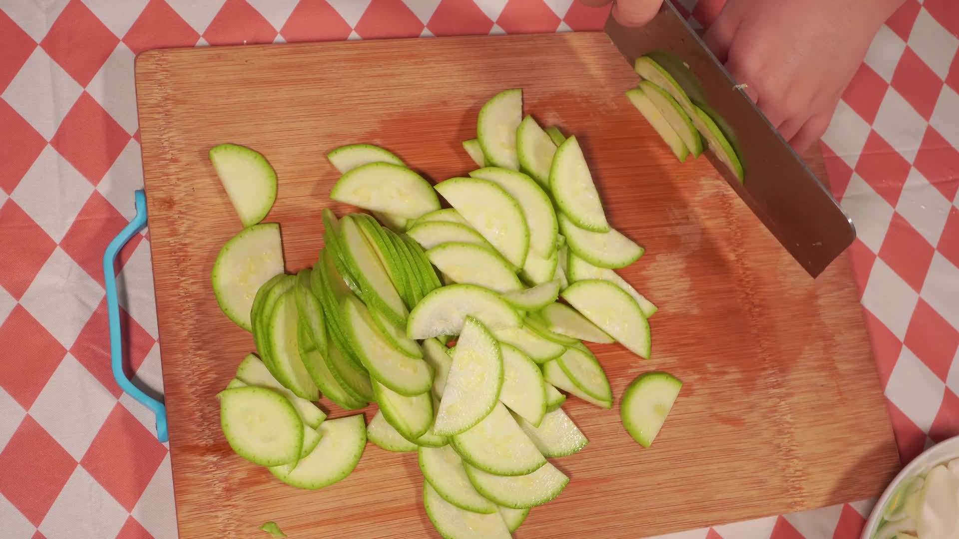 菜刀切角瓜西葫芦切片视频的预览图