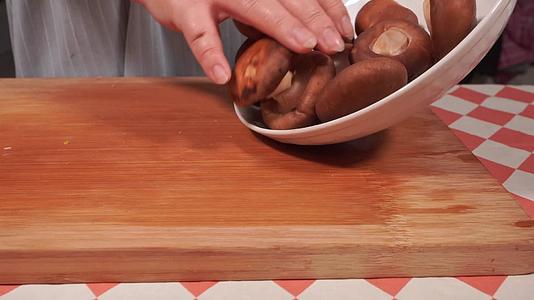 厨娘切香菇片厨师切蘑菇视频的预览图