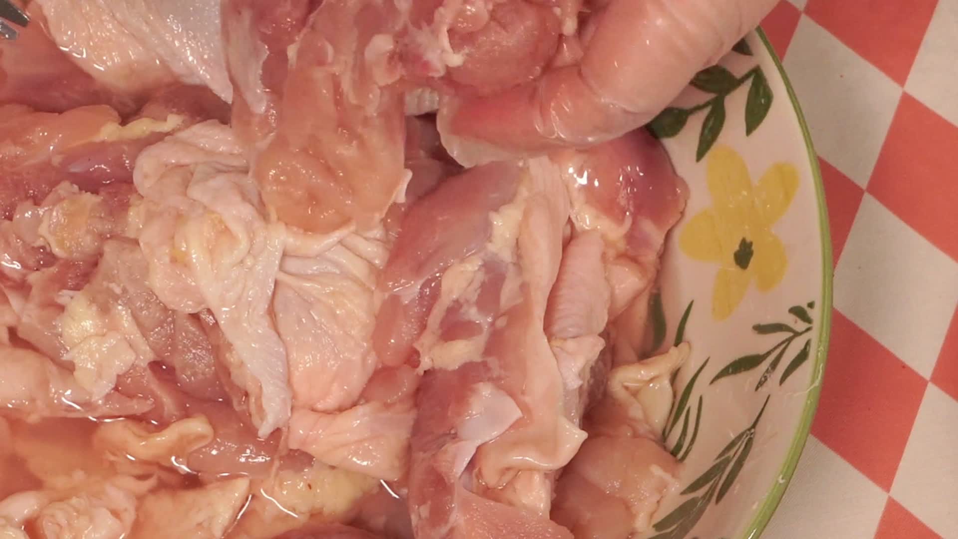 厨房剪刀剪鸡皮鸡油处理鸡腿肉视频的预览图