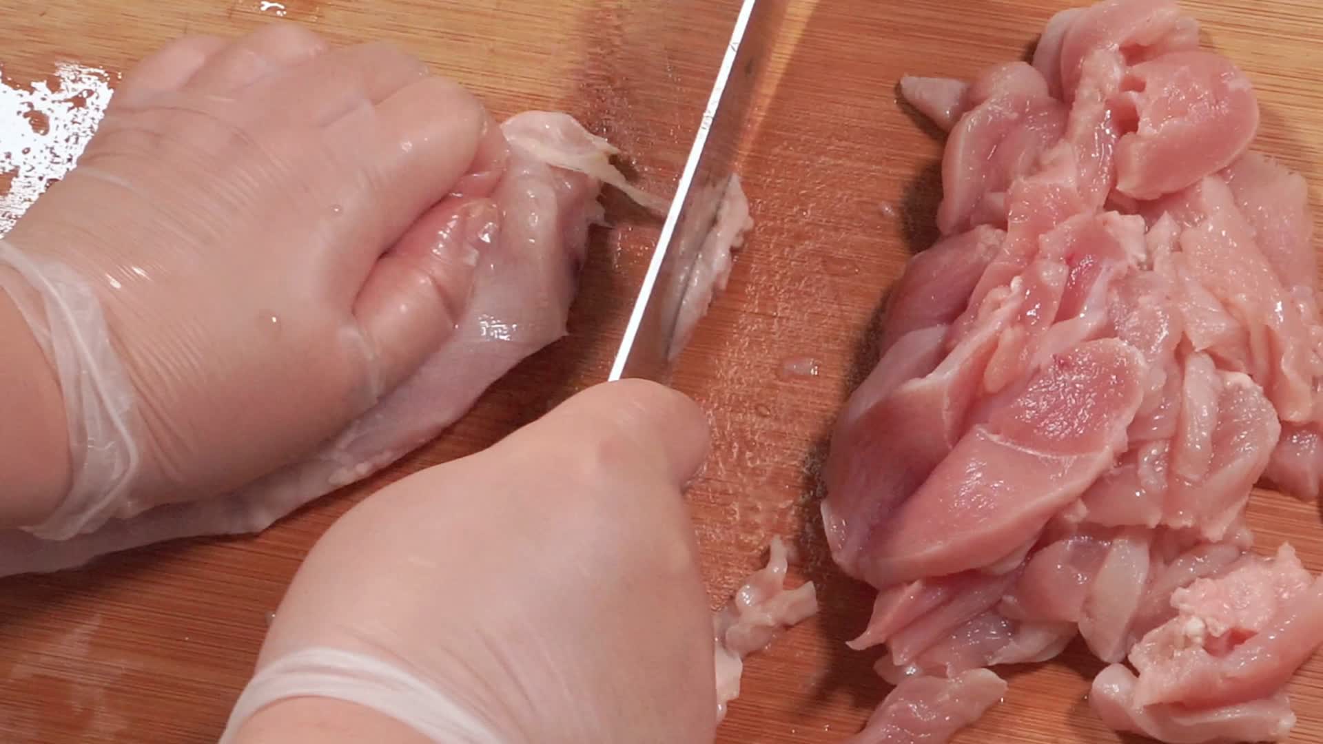 菜刀案板切里脊肉猪肉片视频的预览图