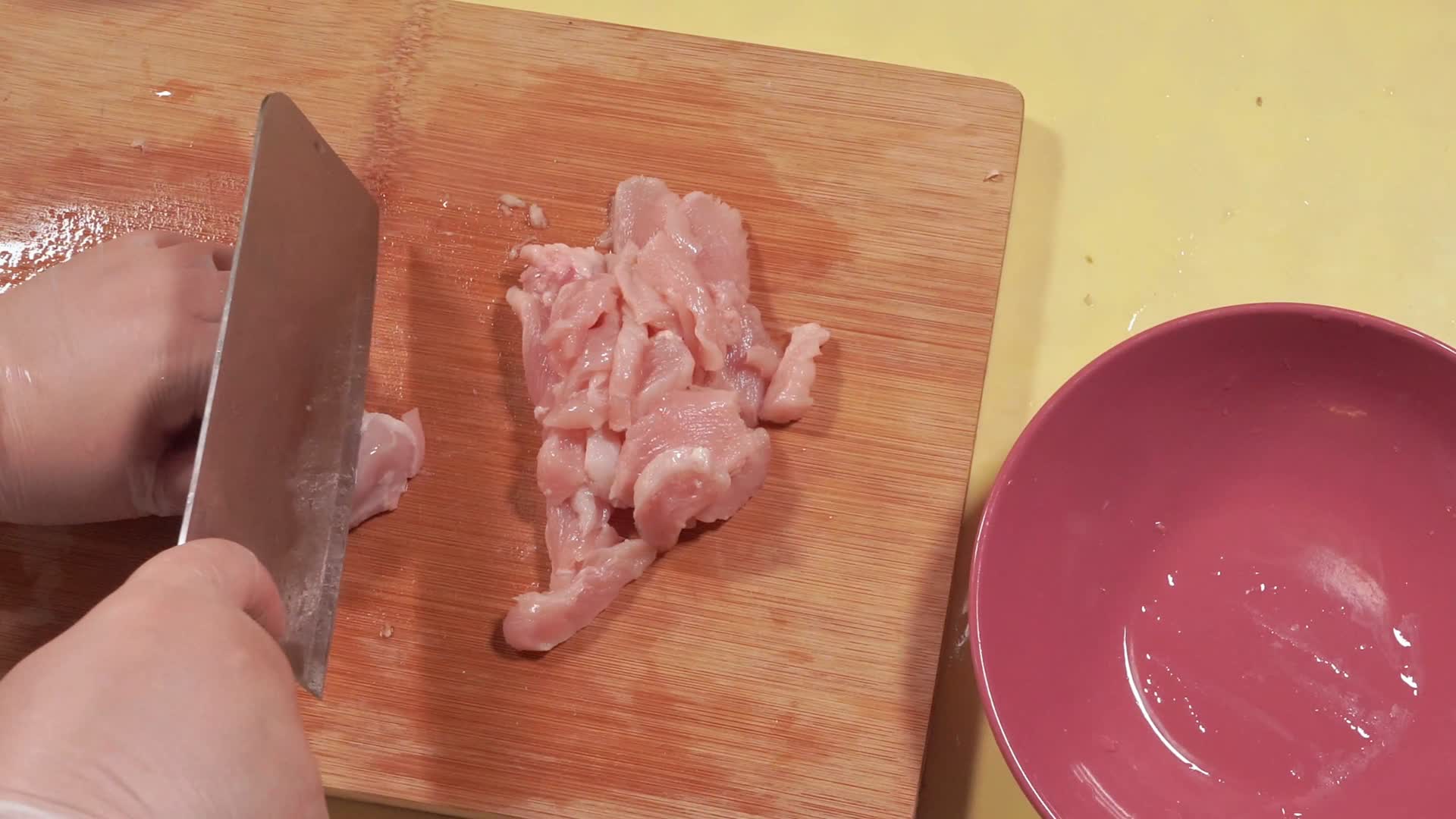 菜刀案板切里脊肉猪肉片视频的预览图