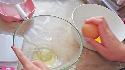 打蛋器磕鸡蛋打鸡蛋做糕点视频的预览图