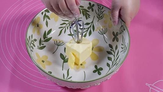 打开一块黄油软化黄油融化黄油视频的预览图