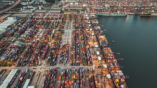深圳盐田港集装箱的日转夜航拍延时视频的预览图