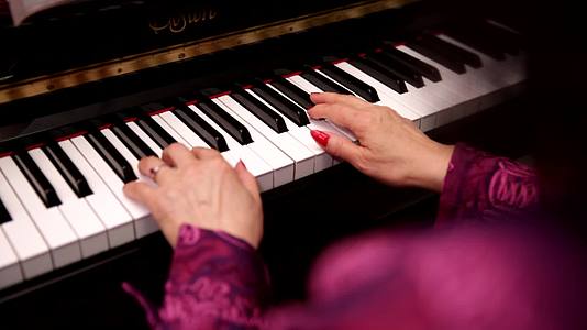 钢琴老师弹琴钢琴键乐谱视频的预览图