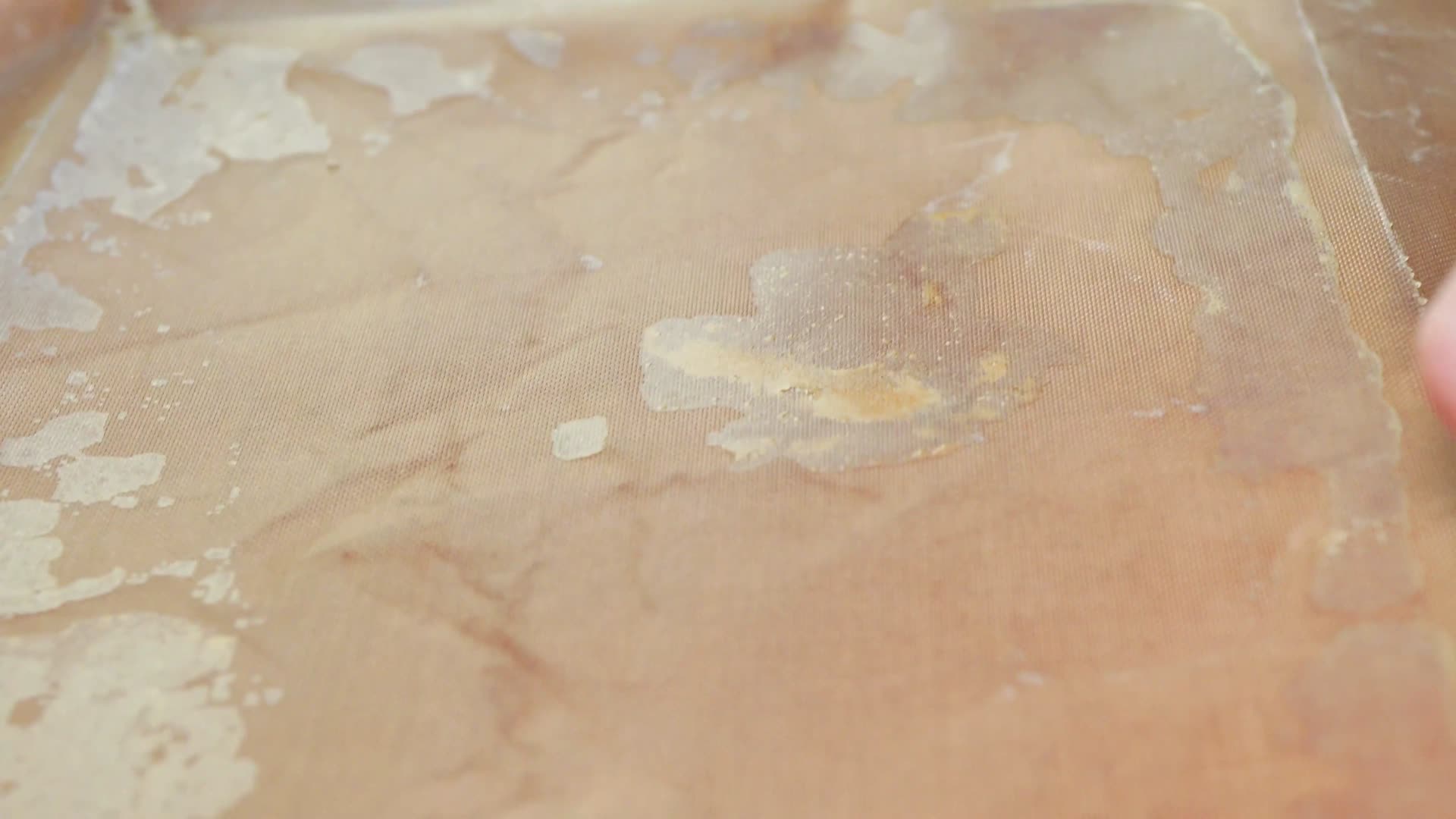 海绵蛋糕出炉脱模去油纸松软蛋糕视频的预览图