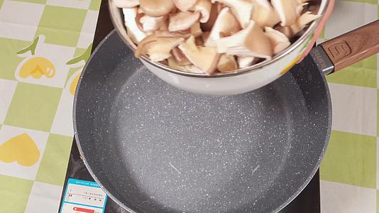 锅中加水煮蘑菇秀珍菇焯水汆烫平菇视频的预览图