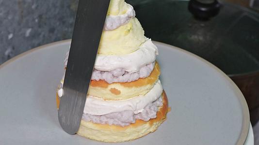刮刀自制生日蛋糕甜品师视频的预览图