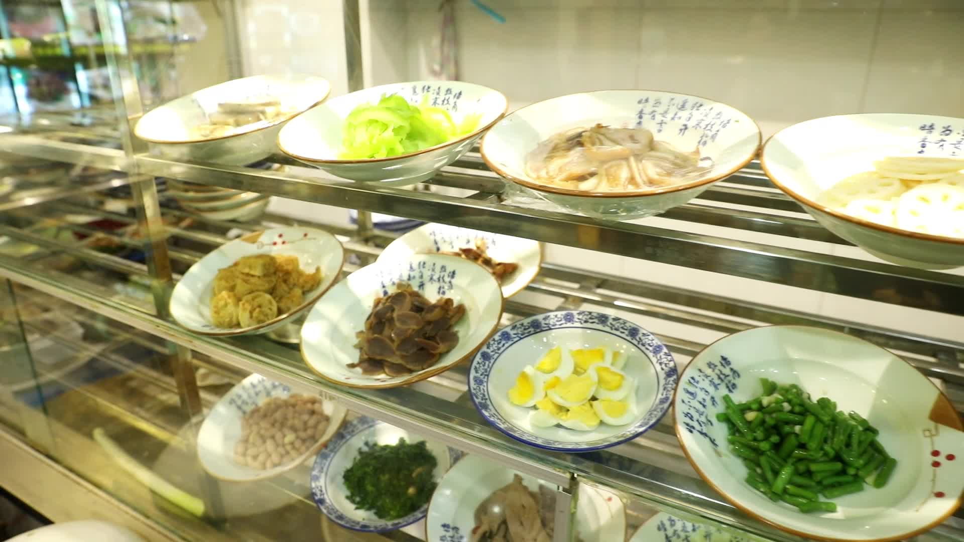饭店菜菜品新鲜食材青菜鱼类丸子视频的预览图