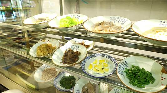 饭店菜菜品新鲜食材青菜鱼类丸子视频的预览图