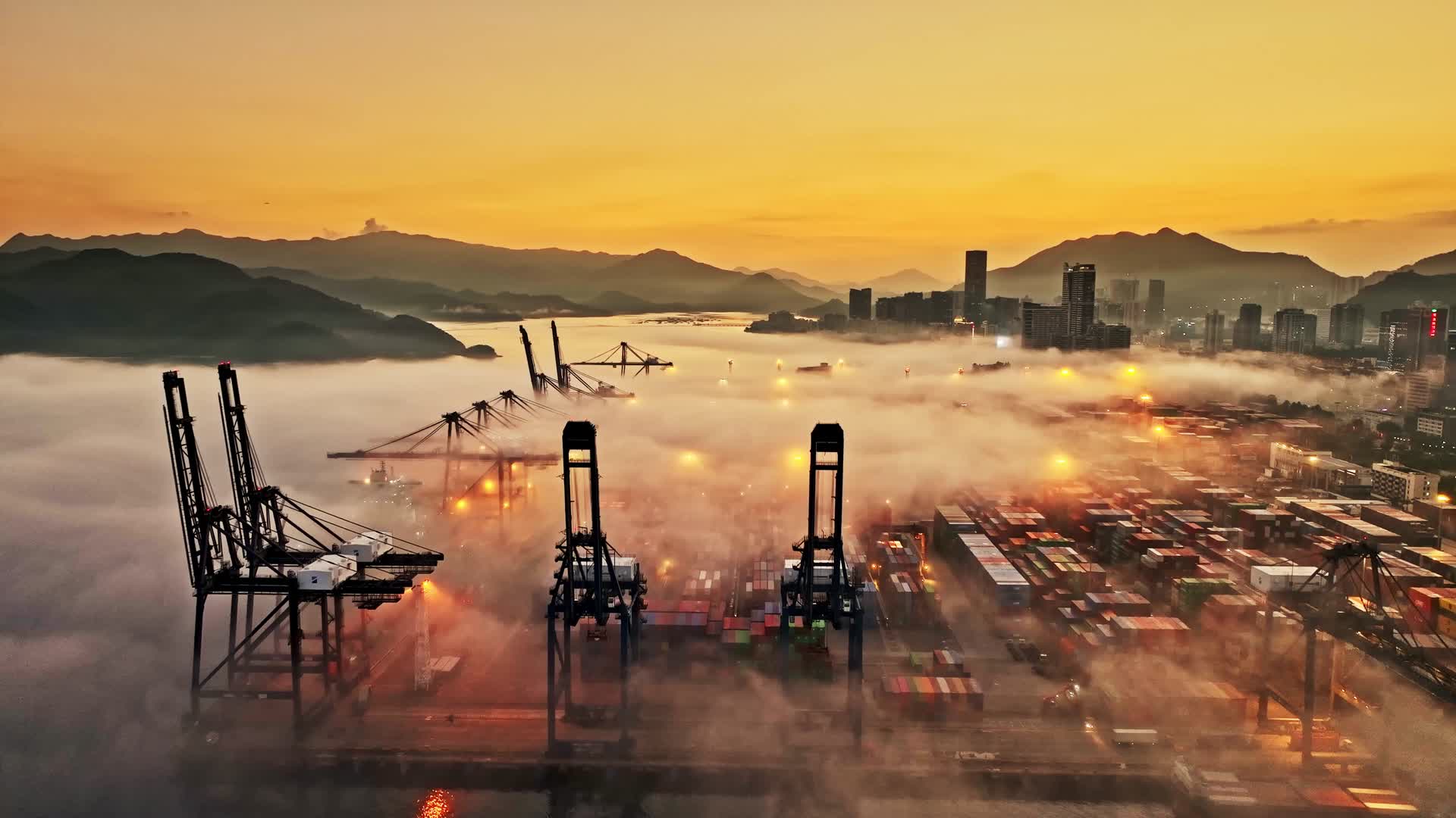平流雾下的盐田港航拍视频的预览图
