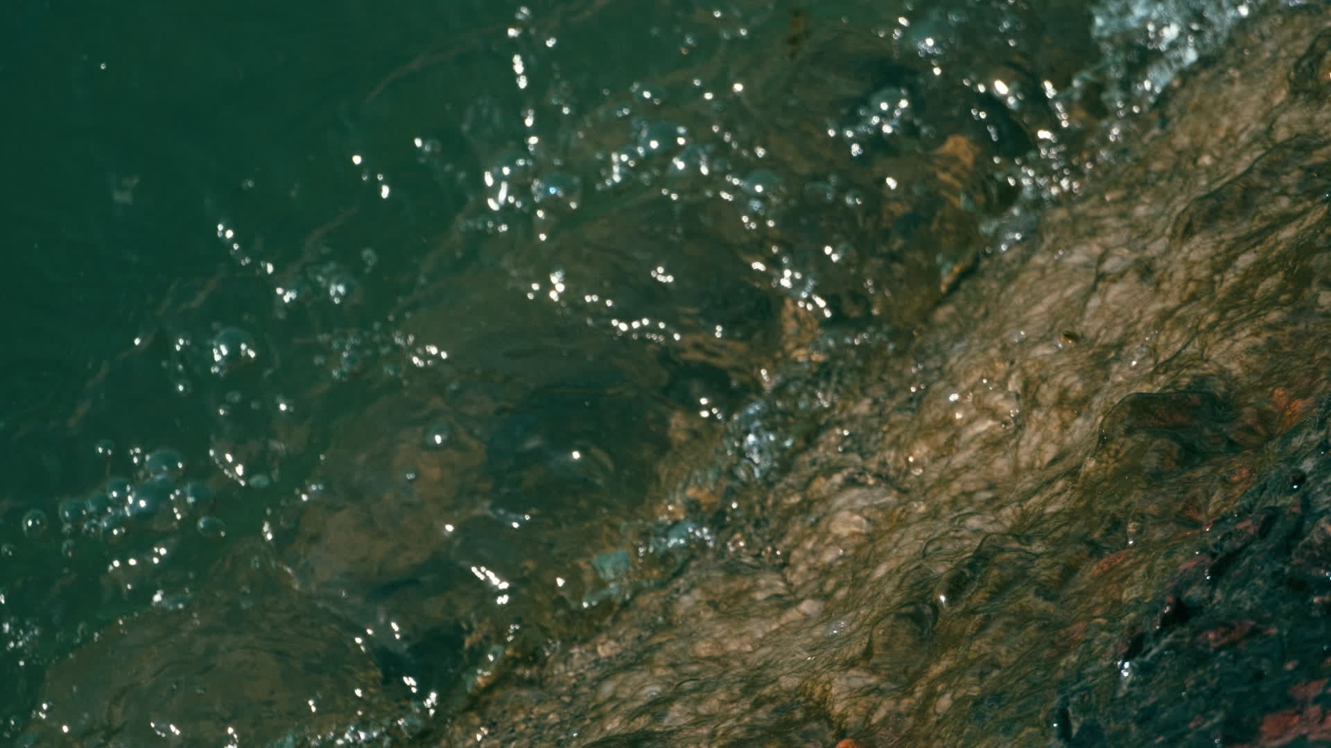 海水湖水江河湖海实拍镜头视频的预览图