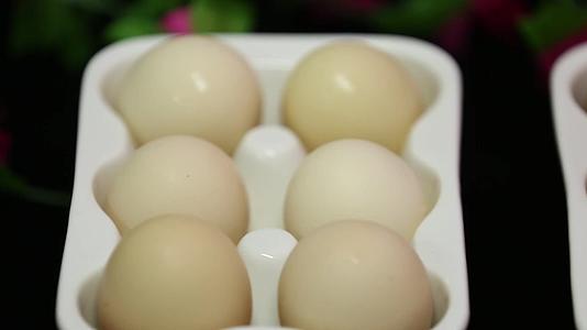 红壳鸡蛋和白皮鸡蛋视频的预览图