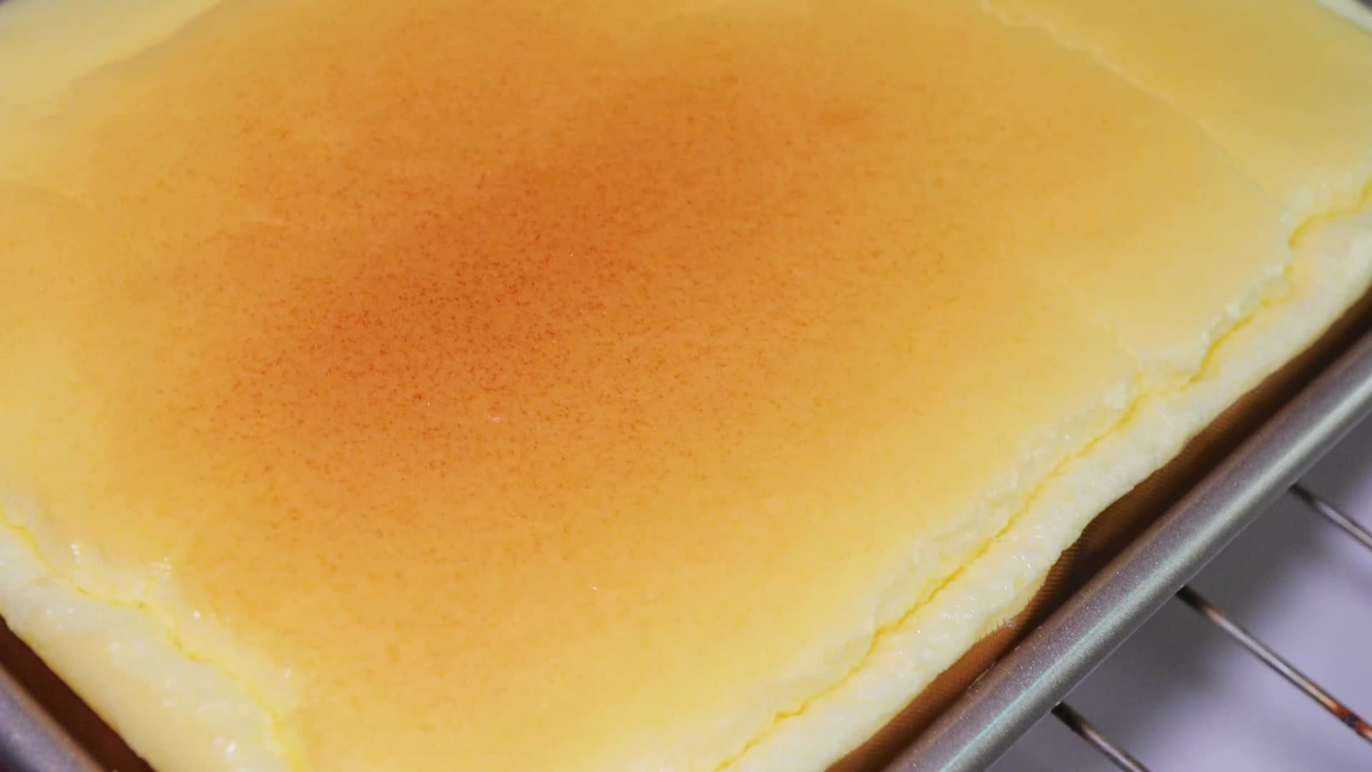 烘焙烤蛋糕海绵蛋糕烤炉西点烤面包视频的预览图