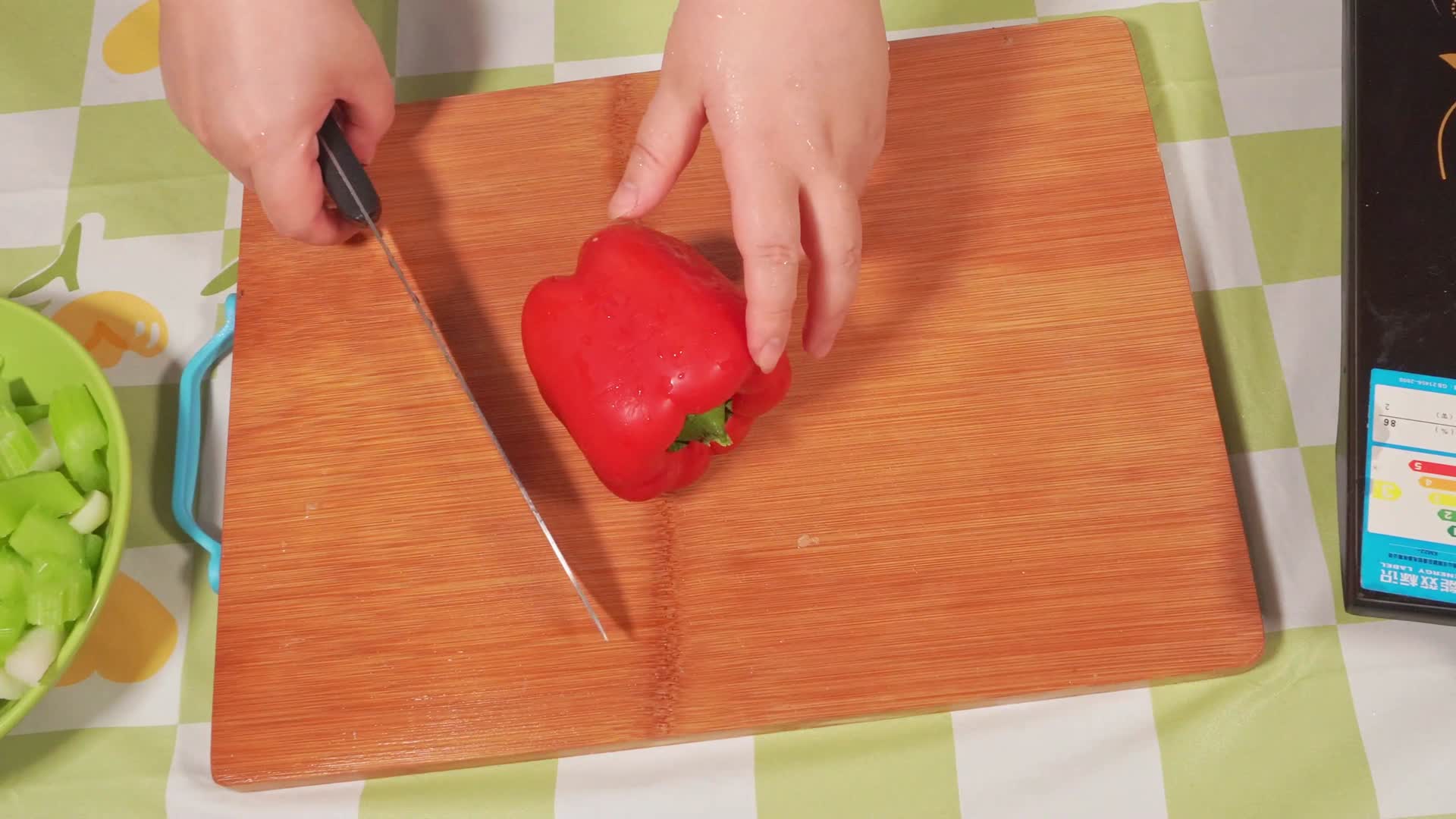 红柿子椒彩椒甜椒切块切丝切菜视频的预览图