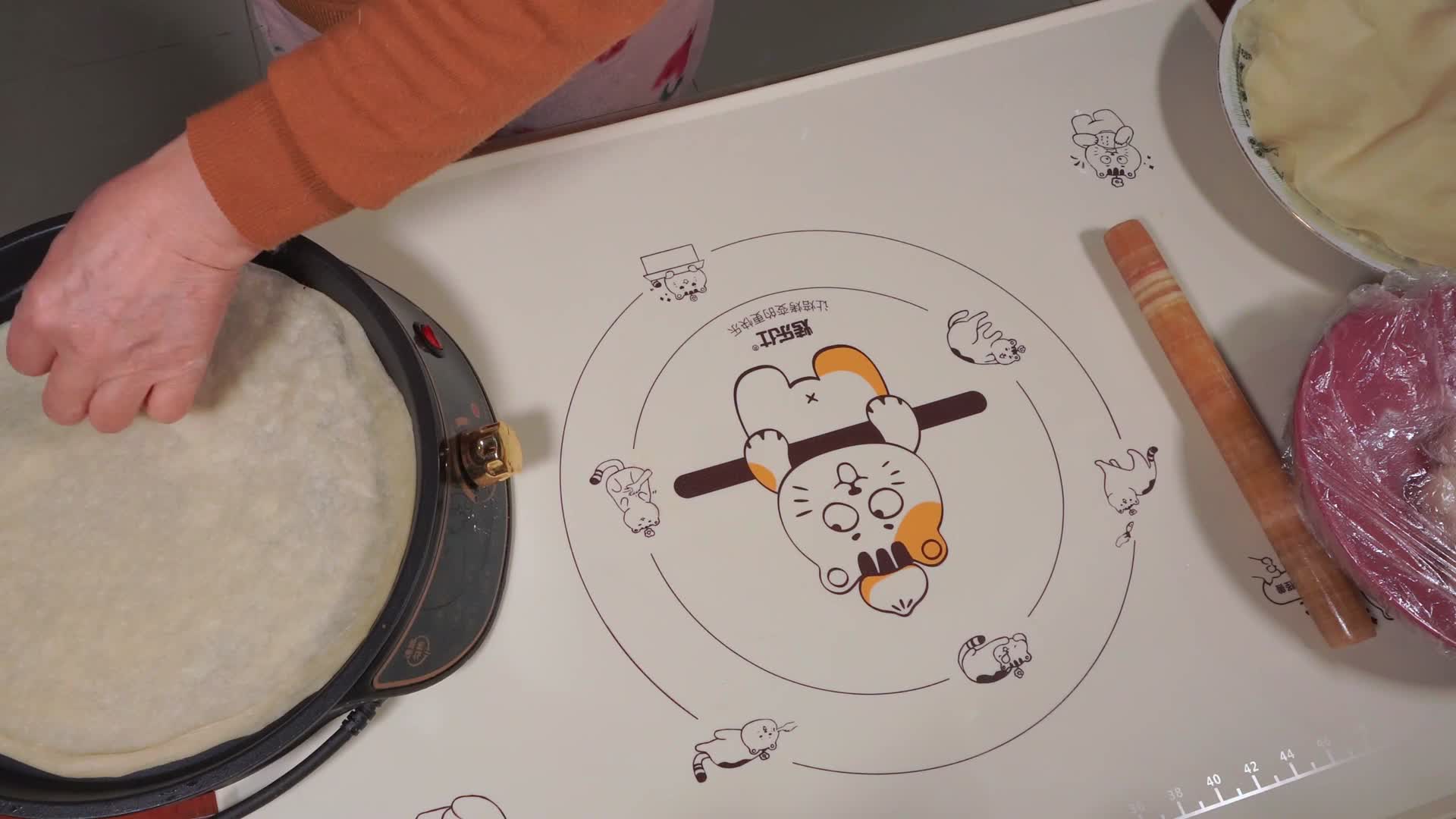 和面烙春饼制作烤鸭饼视频的预览图