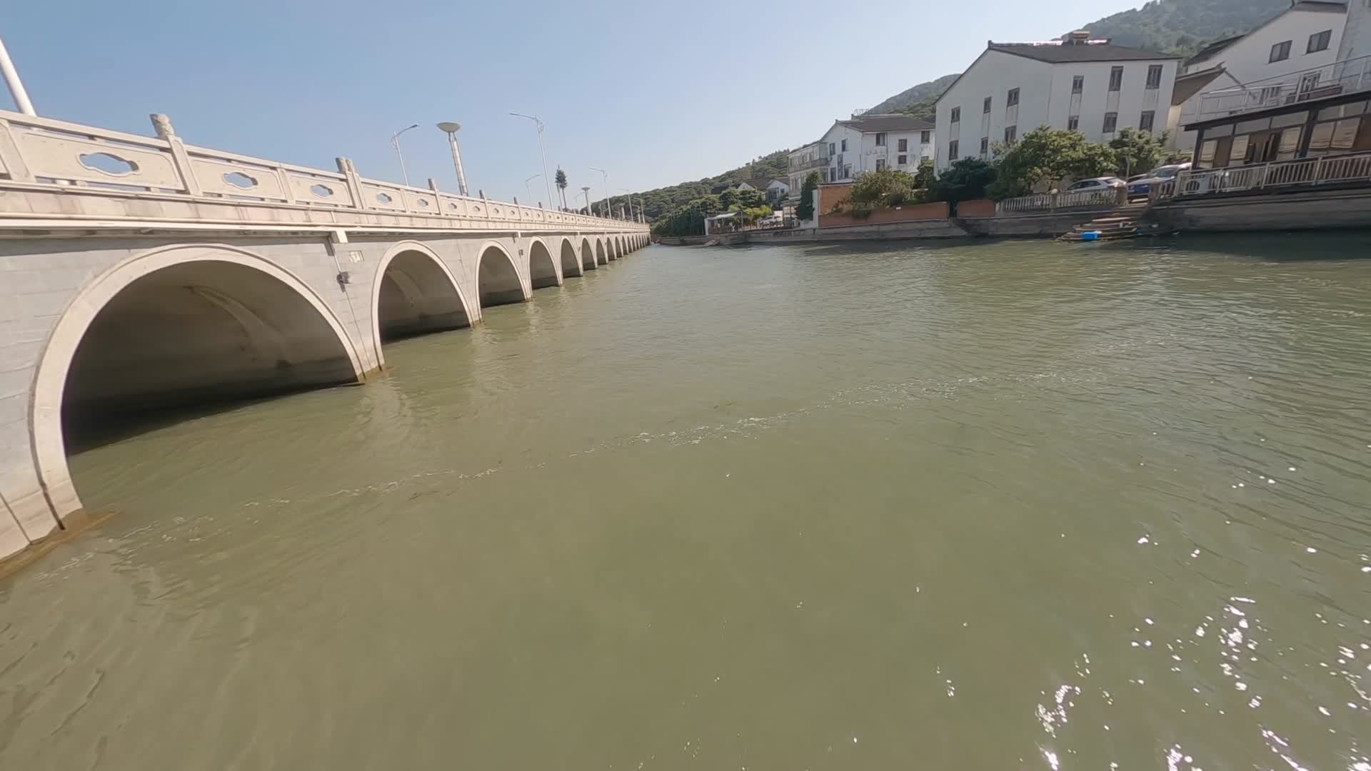 穿越机航拍苏州网红桥视频的预览图