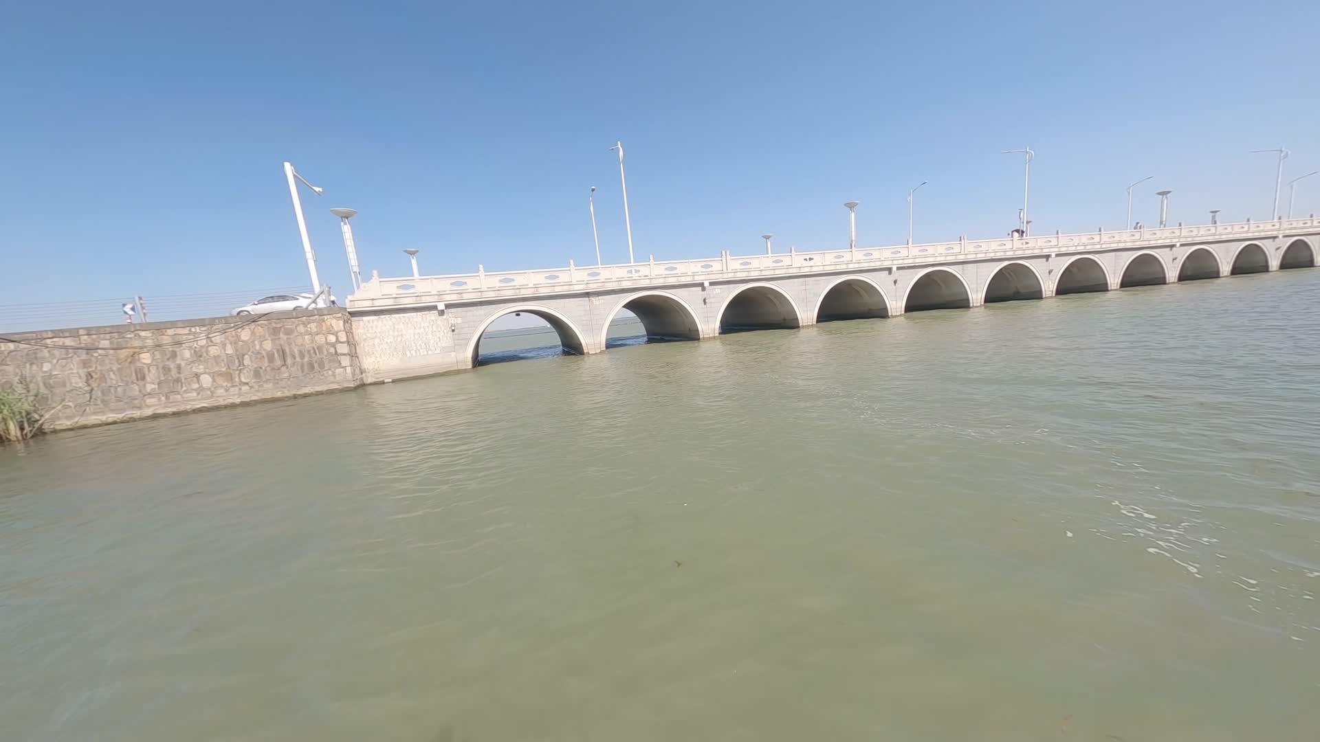 穿越机航拍苏州网红桥视频的预览图