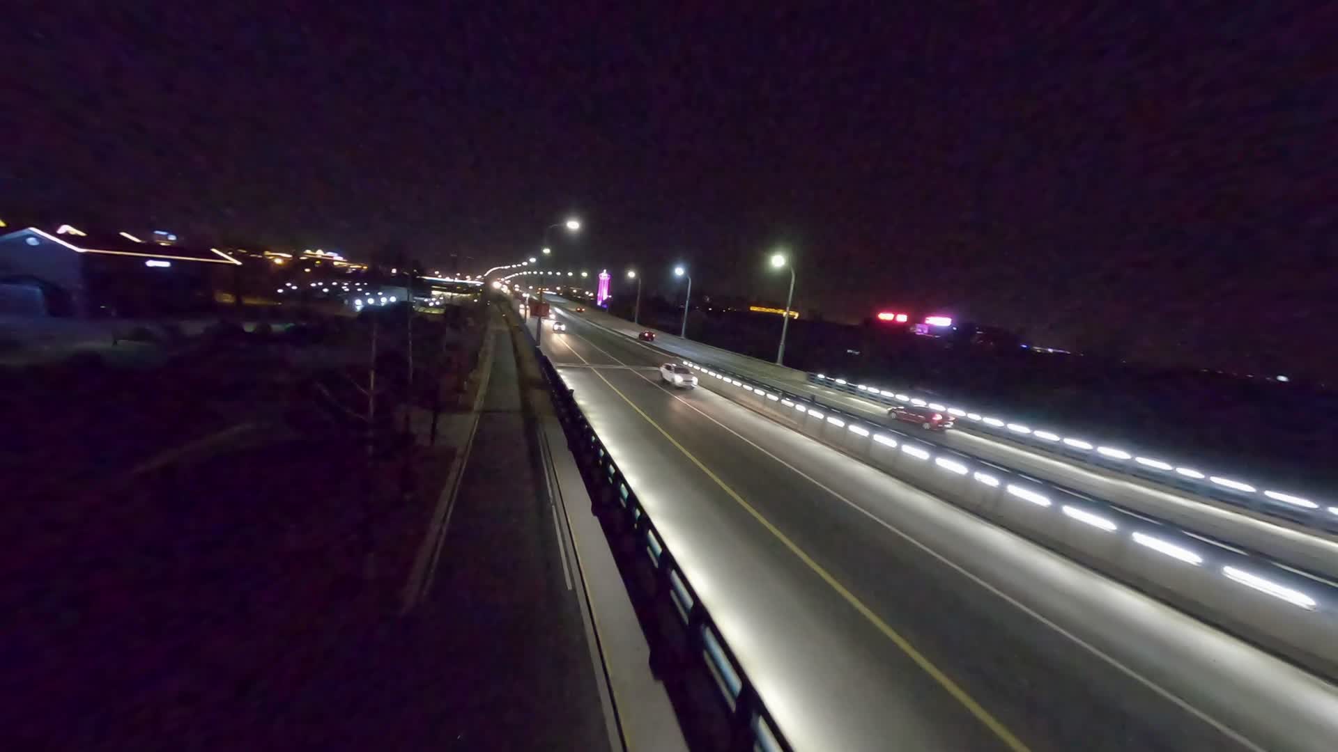穿越机航拍江都万福大桥车流夜景视频的预览图