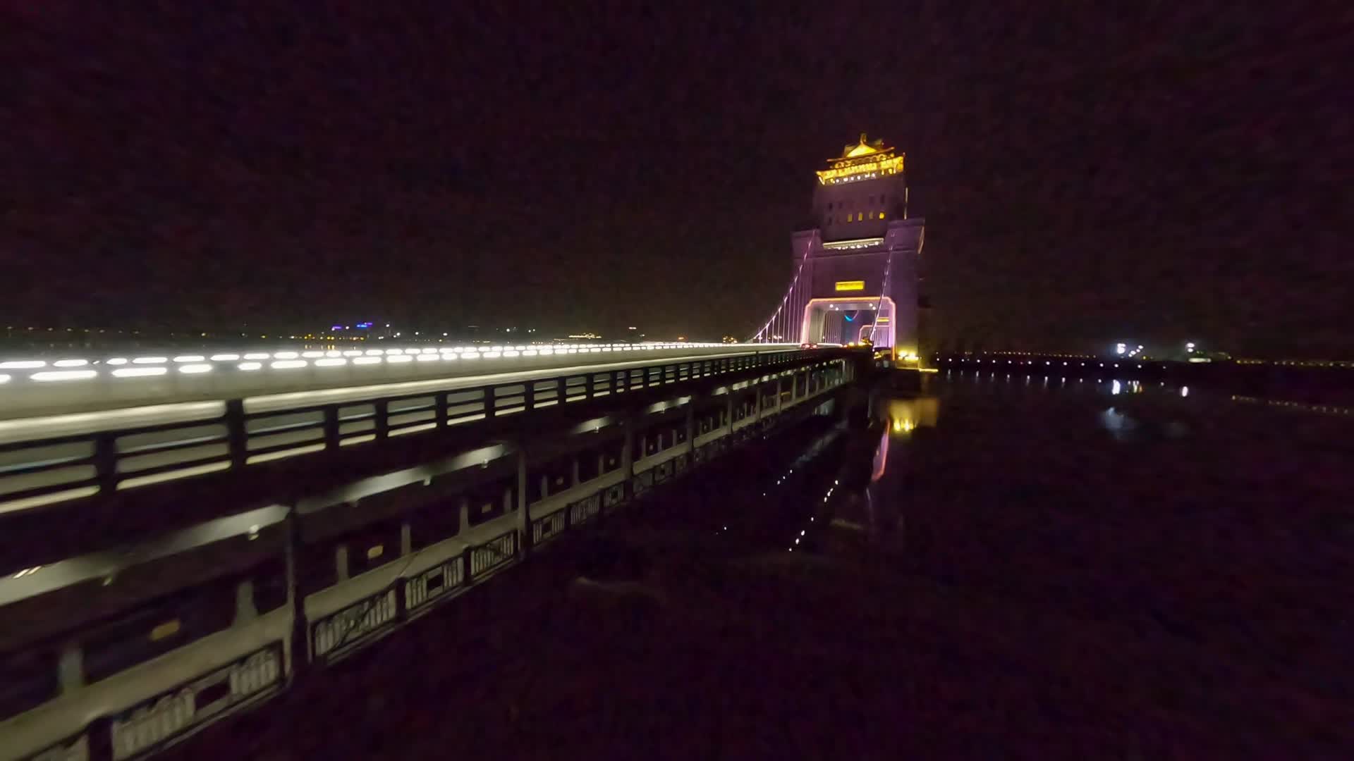 穿越机航拍江都万福大桥夜景车流视频的预览图