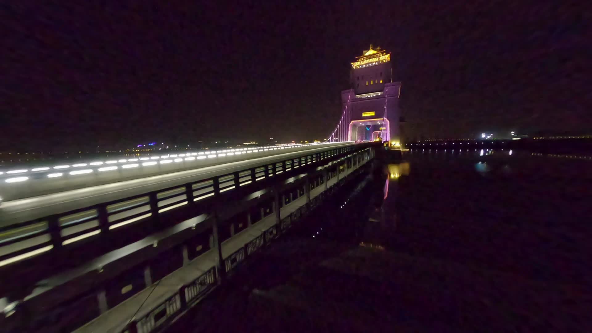 穿越机航拍江都万福大桥夜景车流视频的预览图
