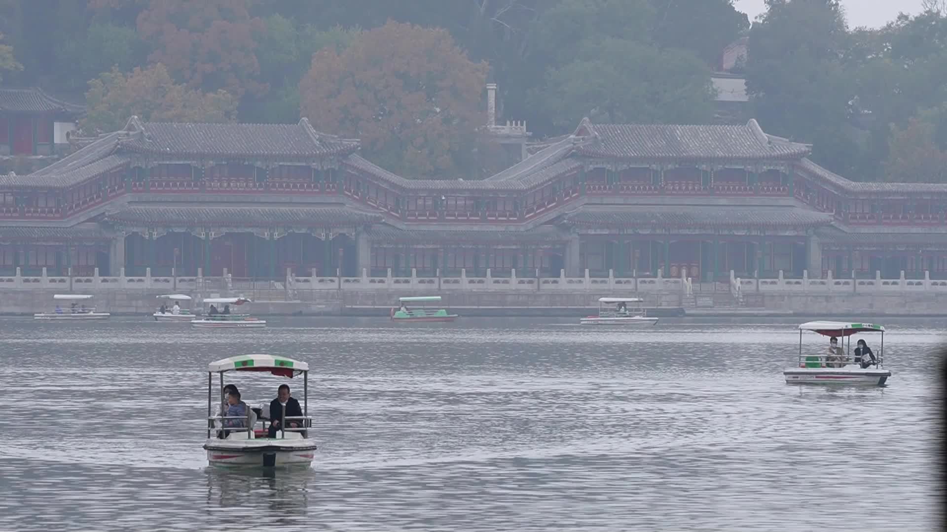 脚踏船公园租船游玩划船泛舟游湖视频的预览图