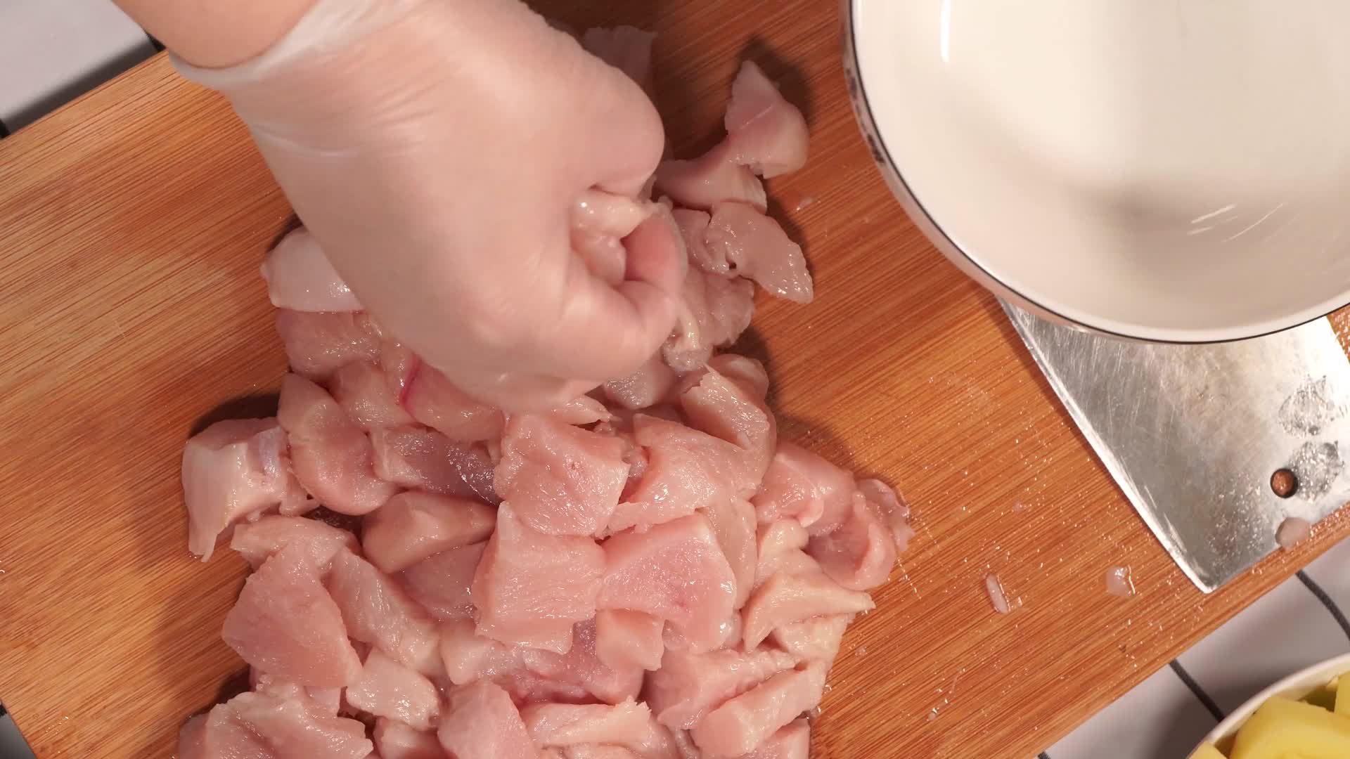 鸡胸肉装入碗中加调料腌制鸡肉视频的预览图
