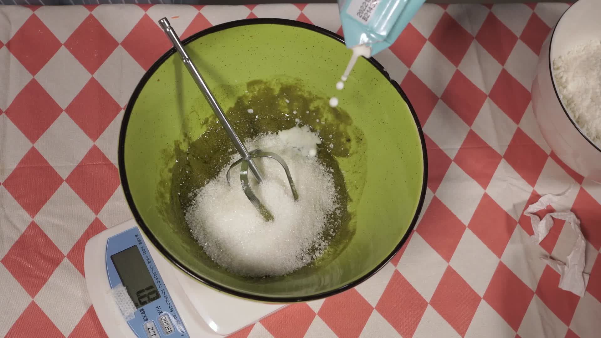 搅拌面糊加入蜜豆牛奶制作甜品视频的预览图