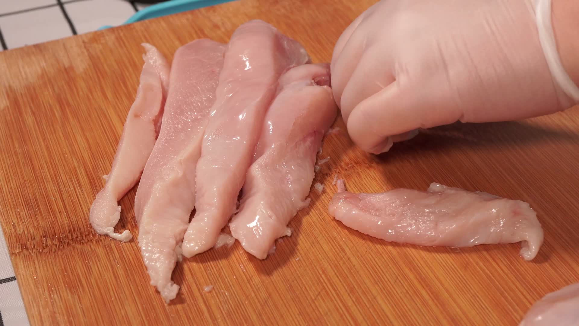 鸡胸肉切块切鸡肉视频的预览图