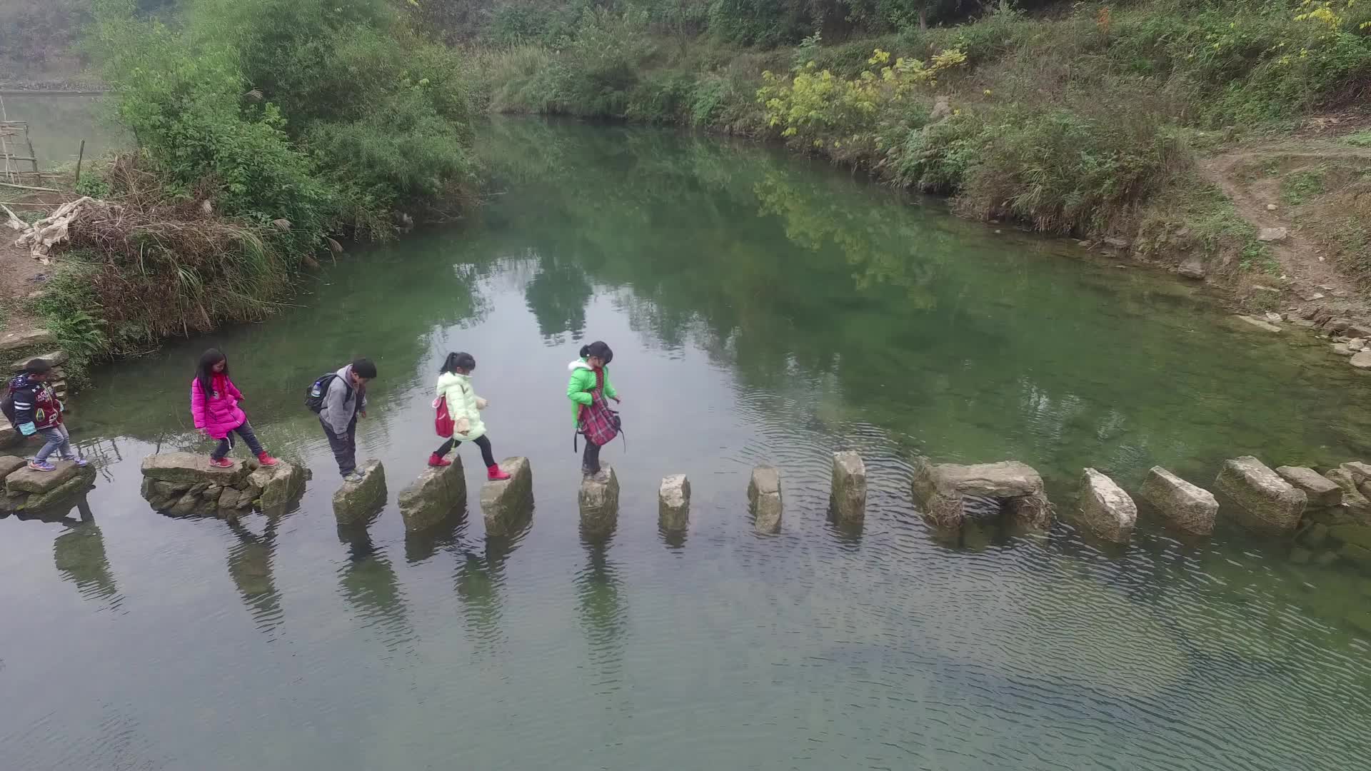 山村孩子上学航拍视频的预览图