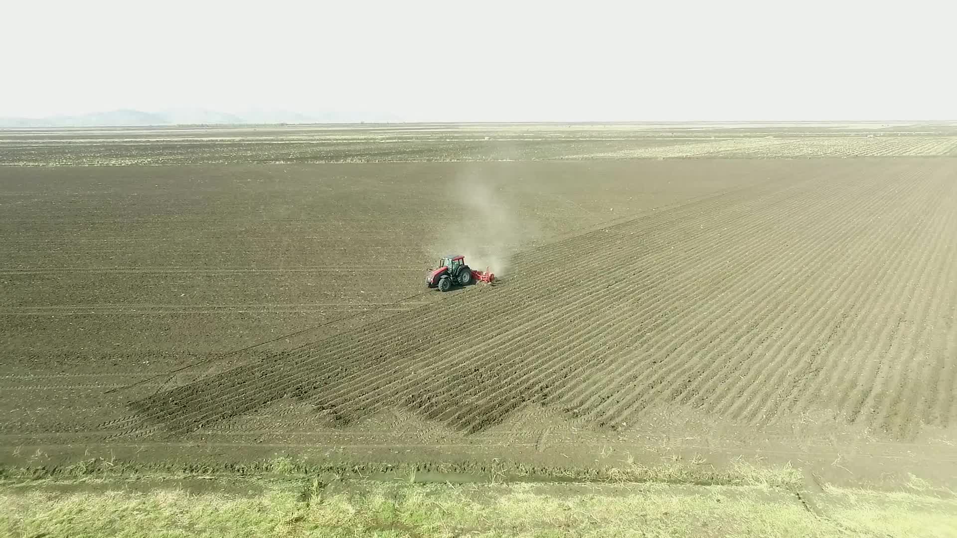 航拍肥沃土地黑土地平原种植田地视频的预览图
