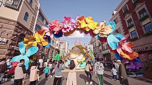 青岛中山路上街里逛春天艺术节视频的预览图