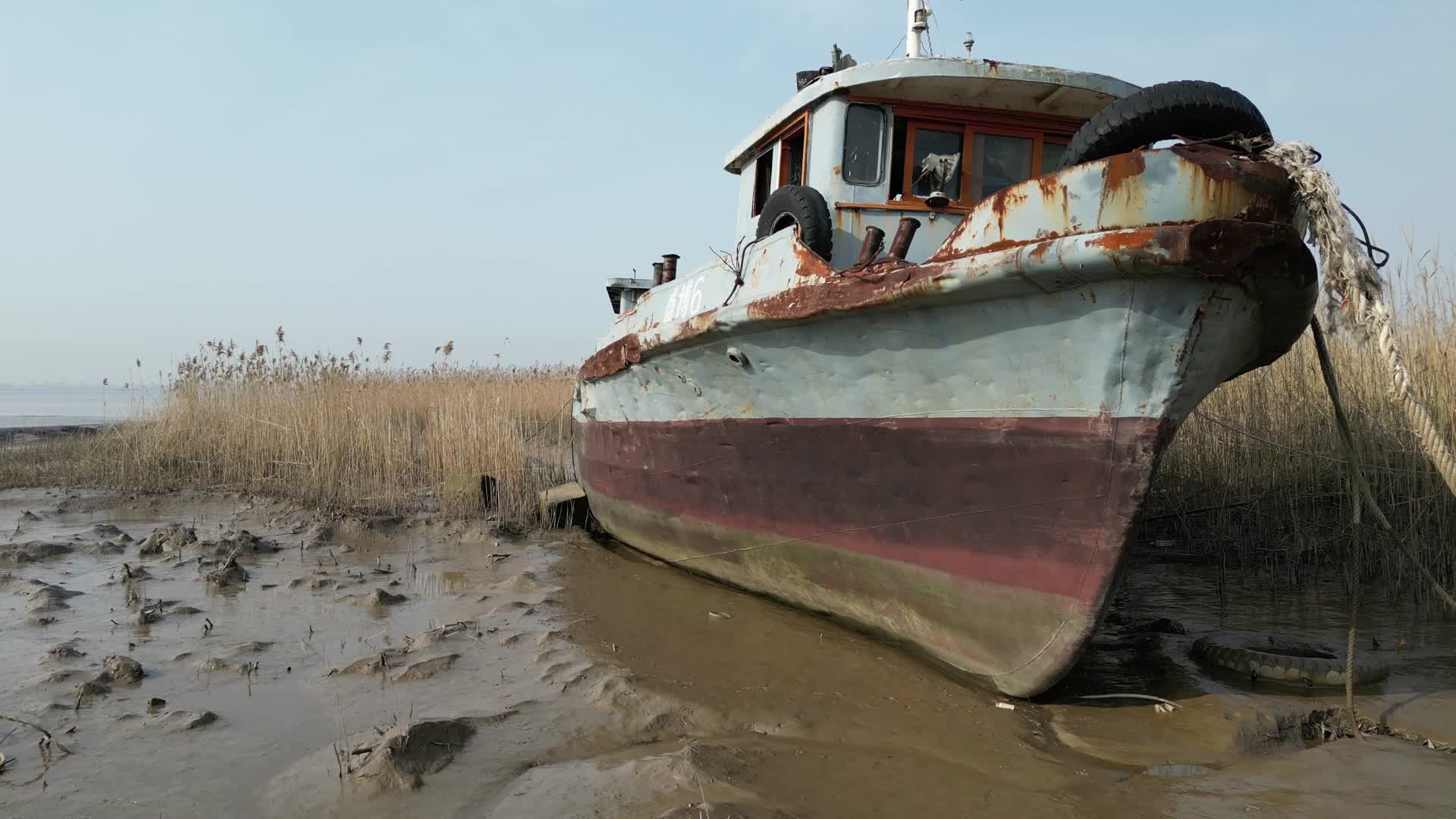 海边废弃的船航拍视频的预览图