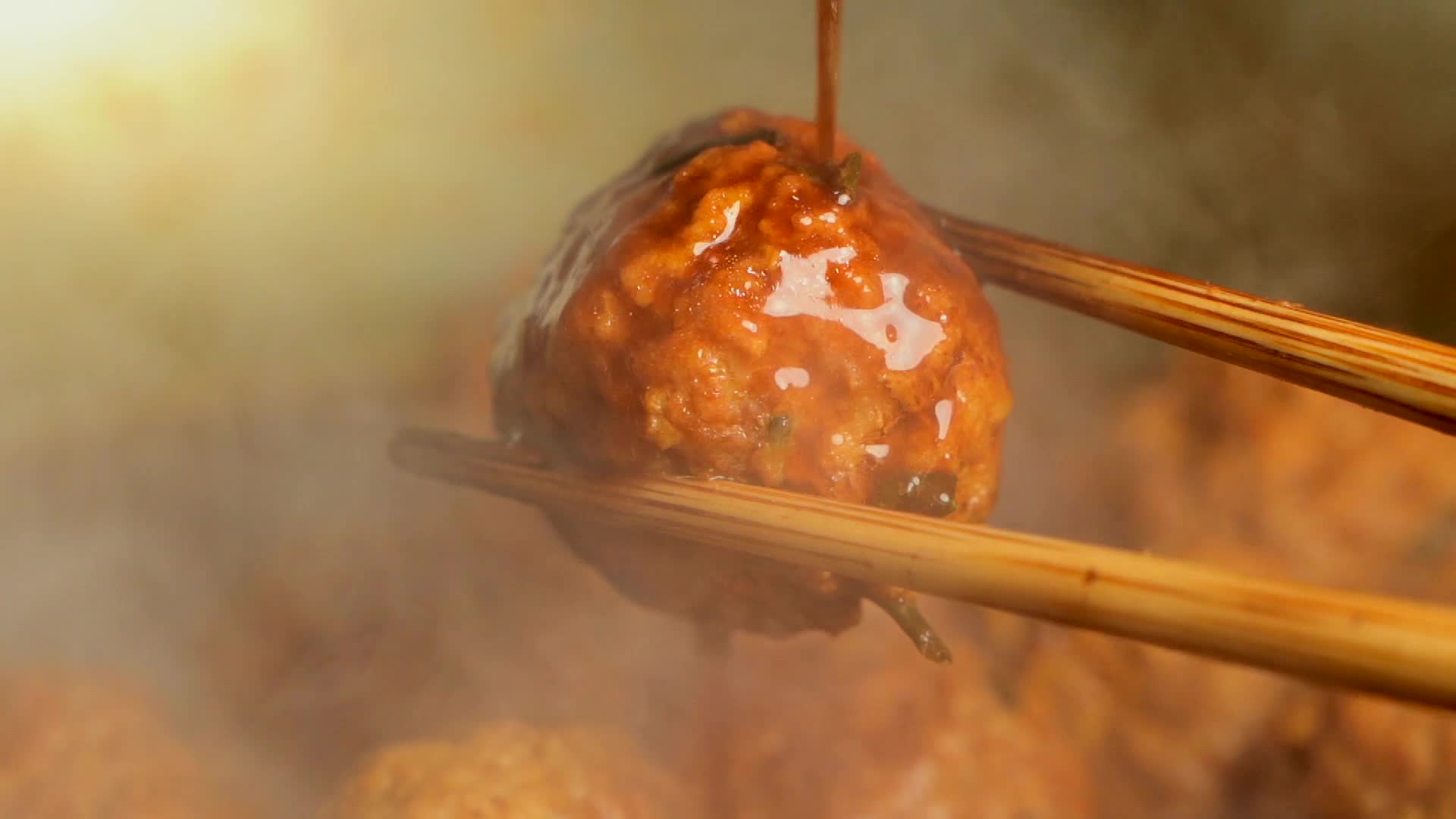 中华美食红烧狮子头慢镜头视频的预览图