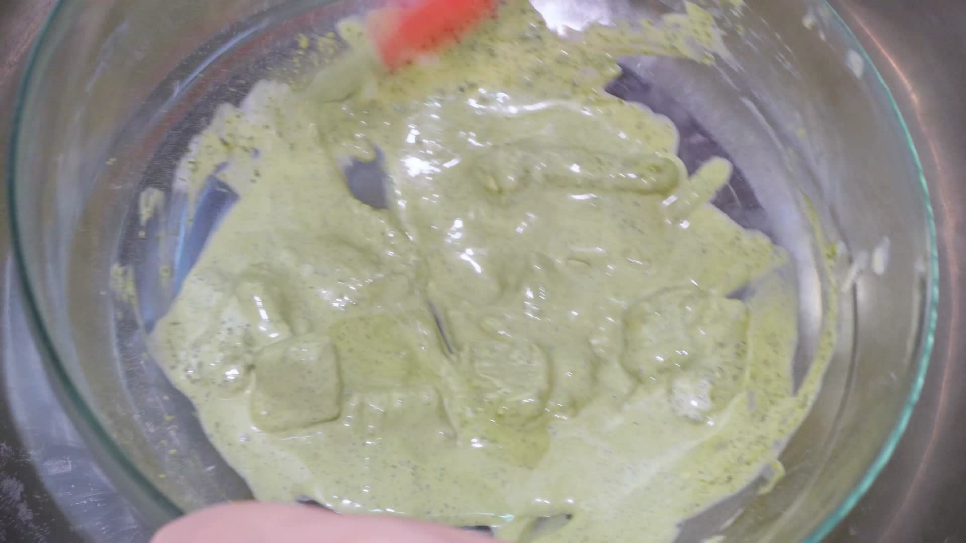 抹茶粉加入奶油融化甜品西点原料视频的预览图