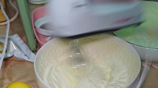 奶油机打蛋器打发奶油视频的预览图