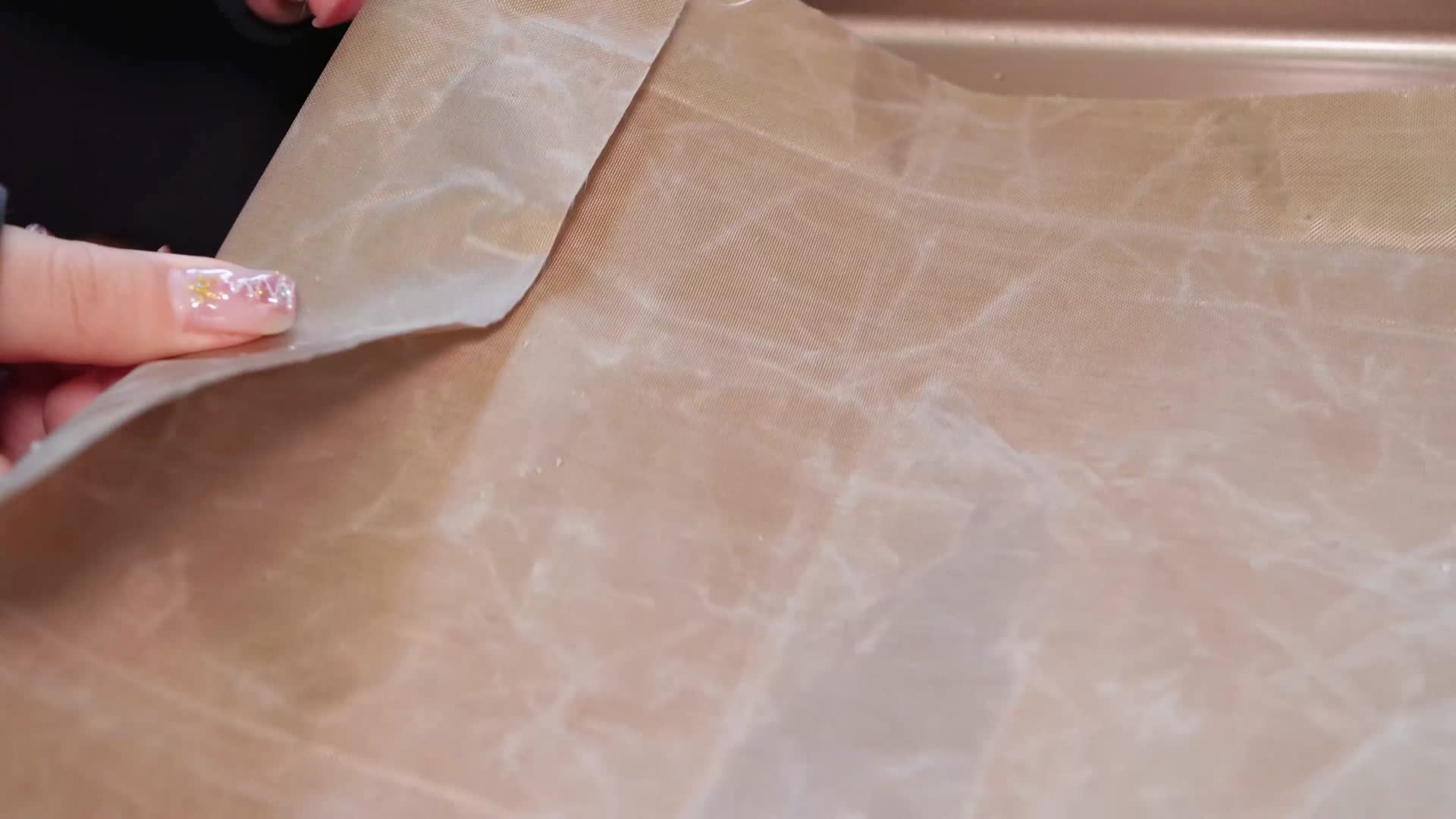 女孩做烘焙叠油布铺烤盘视频的预览图