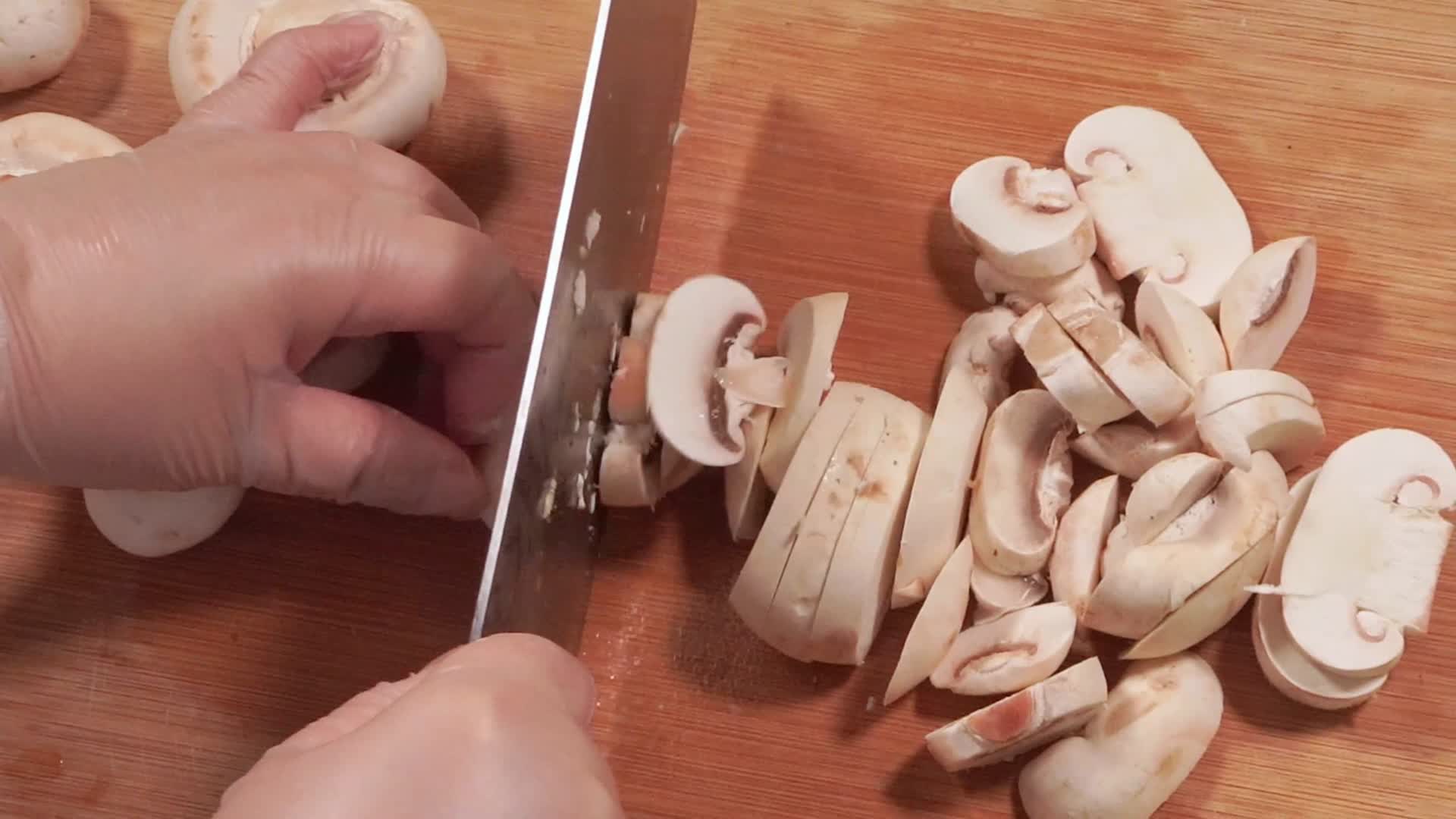 蘑菇口蘑切蘑菇片视频的预览图